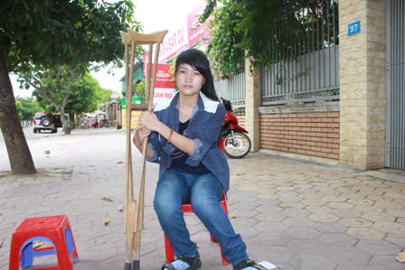 Nữ sinh 12 năm cùng với đôi nạng gỗ thực hiện ước mơ làm dược sĩ